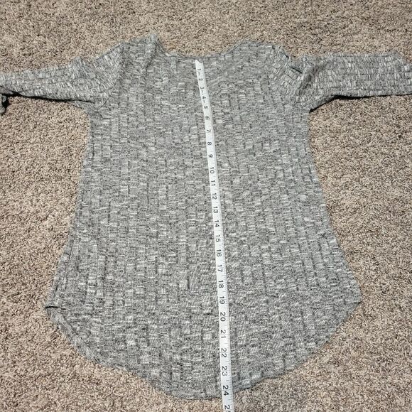 Free Kisses Woman's Gray 3/4 sleeve Pullover Business Casual Vneck Blouse sz S - Picture 10 of 11